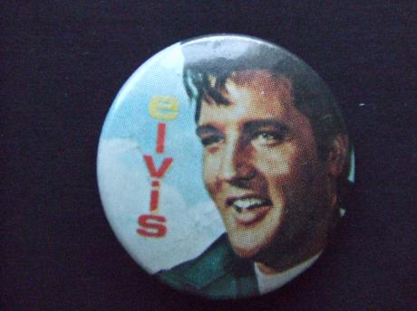 Elvis Presley rockzanger in de buitenlucht